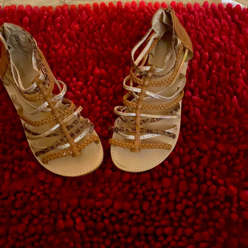 Beige sandal for little girl size 4